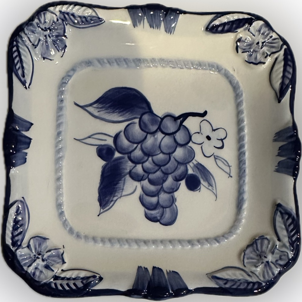 VTG RARE PAMELA GLADDING SQUARE CERAMIC APPETIZER PLATE BLUE WHITE GRAPES 5”x5”